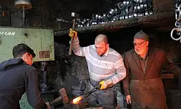 Üç kuşak aynı dükkanda demir dövüyor