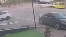 Kayseri'de freni patlayan minibüs taksiyi önüne kattı, direğe çarparak zor durabildi!