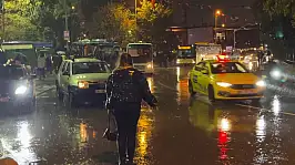 İstanbul'da sağanak hayatı felç etti! Yollar nehre döndü