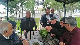 Kayseri'de kazandığı tazminat parasıyla karpuz dağıttı!