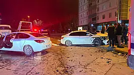 Kayseri'de yok böyle olay: Otomobiller çarpıştı: sürücü kaçtı, yakını yerine geçmeye çalıştı!
