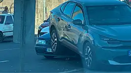 Kayseri'nin en işlek caddesinde kaza! Bir otomobil diğerinin üzerine çıktı