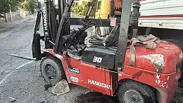 Kontrolden çıkan forklift yan yattı