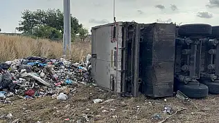Adana'da atık yüklü tır devrildi!