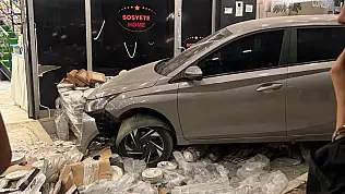 Adana'da iki otomobil peş peşe mağazaya girdi: 2 yaralı