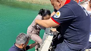 Adana'da köprüden düşen kadın kurtarıldı