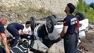 Adana'da otomobil dereye düştü