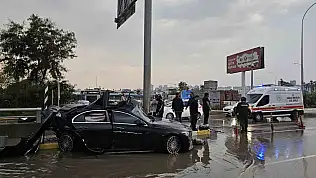 Adana'da feci kaza! Otomobil direğe çarptı, 1 kişi hayatını kaybetti