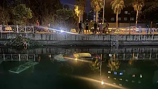 Adana'da kontrolden çıkan otomobil sulama kanalına düştü