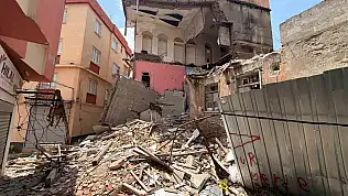 Adana'da yıkılan 3 katlı metruk binanın enkazı kaldırılmadı