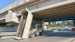Kamyonunun damperi köprüde takılı kaldı