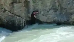 Nehirde kaybolmadan önce yardım bekledi