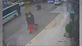 Motosikletli otobüsün altında kalmaktan son anda kurtuldu!