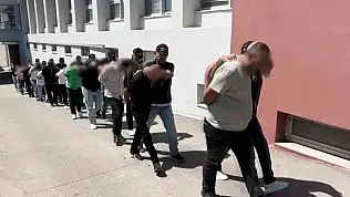 Evlerinden uyuşturucular ve silahlar çıktı: 9 şüpheli kıskıvrak yakalandı!