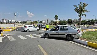 İki otomobilin çarpıştığı kazada 3 kişi yaralandı!