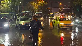 İstanbul'da sağanak hayatı felç etti! Yollar nehre döndü