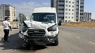 Kahramanmaraş'ta kamyon ile minibüs çarpıştı: 2 yaralı