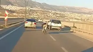 Motosikletle tehlikeli sürüş kameraya yansıdı