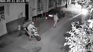 Kasklı şüpheli eve ateş açıp kaçtı!