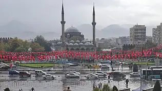 Kayseri Cumhuriyet Meydanı'nda hareketlilik başladı! Ekipler seferber oldu