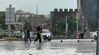 Kayseri'de sağanak sonrası cadde ve sokaklar göle döndü