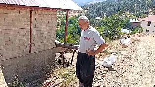 Kozan'da açıkta bırakılan su borusuna vatandaşlardan tepki!