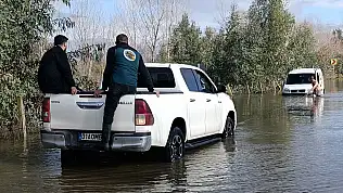 Sel sularında mahsur kalan araçları ekipler kurtardı