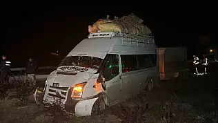 Mevsimlik işçileri taşıyan minibüsle otomobil çarpıştı!