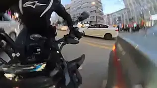 Motosiklet sürücüsü otomobile çarparak takla attı, o anlar kameraya yansıdı