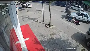 Motosikletteki çift otomobille çarpıştı!