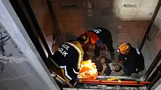 Asansör boşluğuna düşen 2 işçi yaralandı