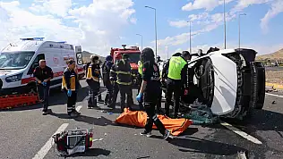 Kamyonet ile otomobil çarpıştı: 2 ölü, 1 yaralı