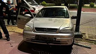 Niğde'de kontrolden çıkan otomobil refüje çıktı