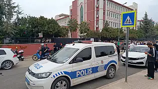 Okulda dedikodu kavgası: Kız öğrenci arkadaşını ekmek bıçağıyla yaraladı!