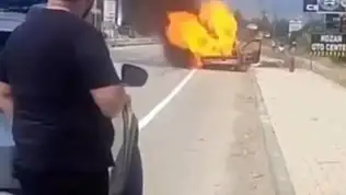 Seyir halindeki otomobil aniden alev aldı
