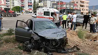 Adana'da korkutan kaza: Otomobil inşaat alanında durabildi