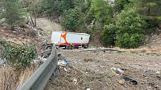 Otoyolda tır bariyerlere çarpıp şarampole yuvarlandı!