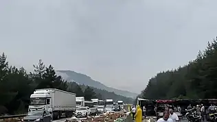 Pozantı-Adana younda tır devrildi: Yol trafiğe kapandı
