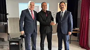 Şair Hacı Kısır, 'Ay Yıldız Sevdası' kitabını imzaladı