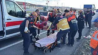 Sivas-Kayseri yolunda feci kaza: Tıra arkadan çarptı! 6 yaralı