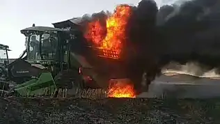 Sivas'ta hasat sırasında biçerdöver alev aldı!