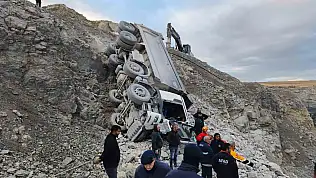 Sivas'ta taş ocağında korkutan kaza: Kamyon sürücüsü araçta sıkıştı!
