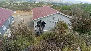 Sivas'ta traktör evin duvarını yıktı