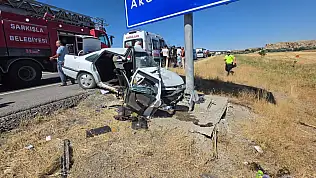 Sivas'ta otomobil levha direğine çarptı: 3 yaralı