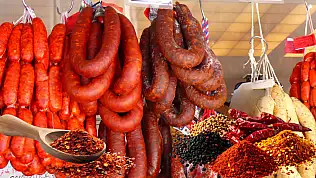 Sucuk baharatından tekstil boyası çıktı: Bakanlık 13 markayı ifşa etti!