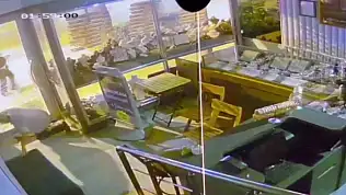 Adana'da taşla camı kırıp içeri girdi! 1 milyonluk vurgun kamerada