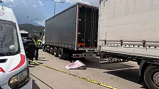Aracını tamir ettirirken başka bir tırın çarpması sonucu can verdi