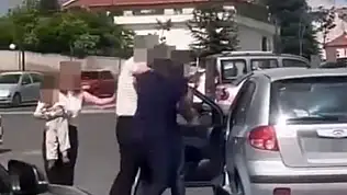 Trafikte aracından inerek sürücüye saldırdı!