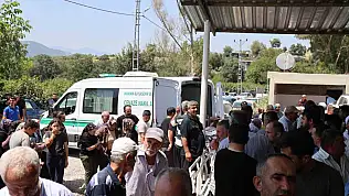 Traktörün altında kalan muhtar hayatını kaybetti! Yüzlerce kişi uğurladı