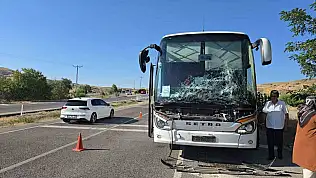 Traktör ve otobüs çarpıştı